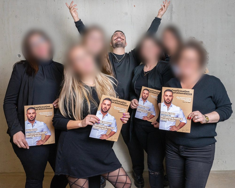 Pino mit Absolventinnen und ihren Zertifikaten