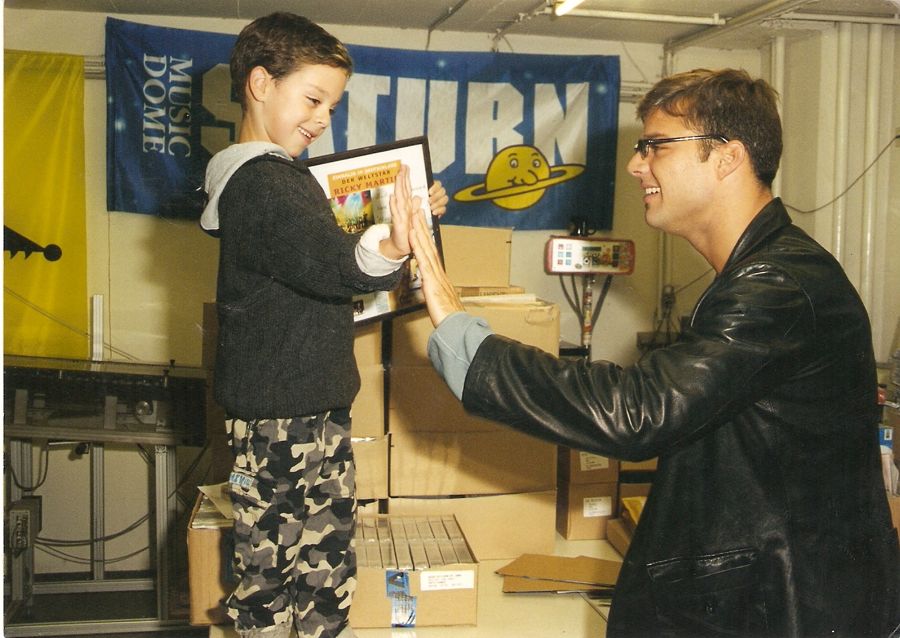 Pino als Kind gibt Ricky Martin ein High Five