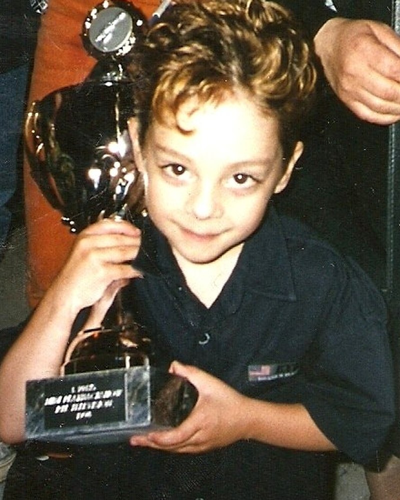 Pino 1998 mit dem Pokal der Mini Playback Show